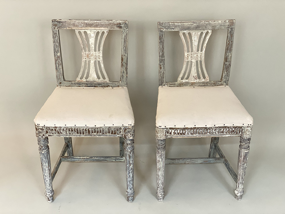 Paar gustavianische Stühle mit kurzer Lehne