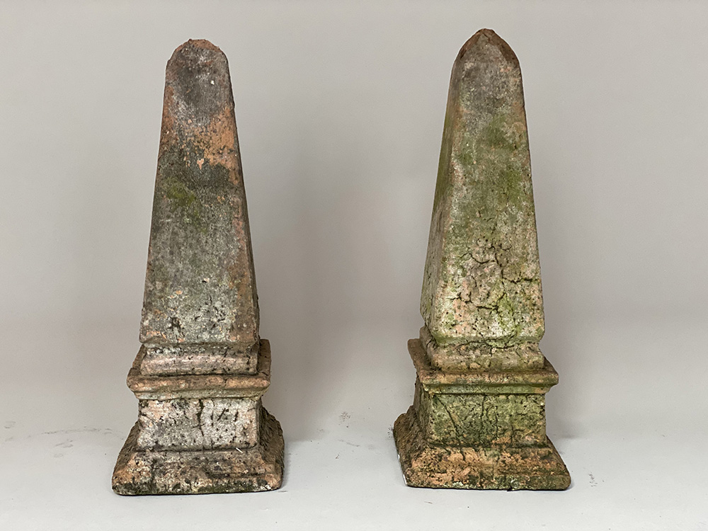 Paar alte Steinskulpturen Obelisk